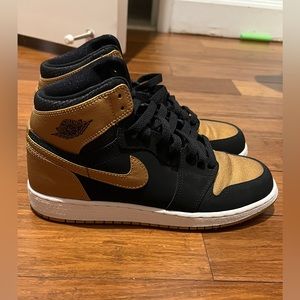 NIKE : Air Jordan 1 Mid’s : Carmelo Anthony Black and Gold : 6Y